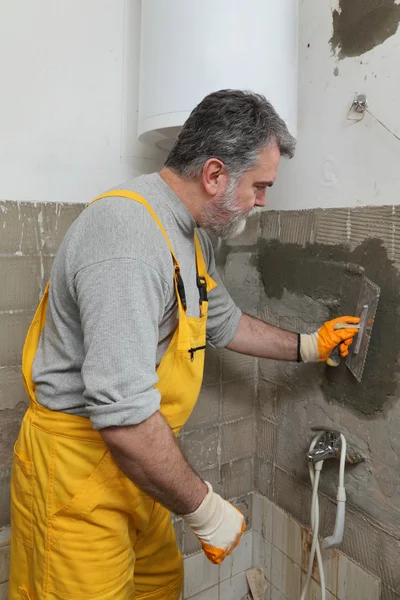 Renovação da casa, parede de fixação pedreiro — Fotografia de Stock