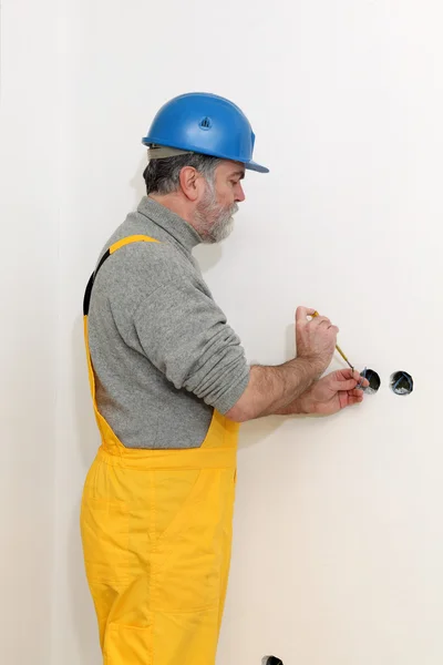 Elektriker auf Baustelle testet Installation — Stockfoto