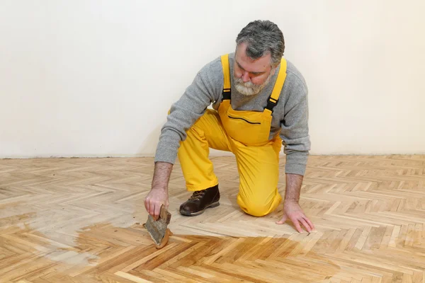 Renovação em casa, acabamento de envernizamento em parquet de carvalho — Fotografia de Stock