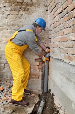 Tesisatçı inşaat sahasında kanalizasyon tüp yükleme