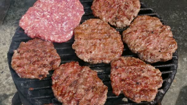 Grilling hamburgers, barbecue — Stock Video