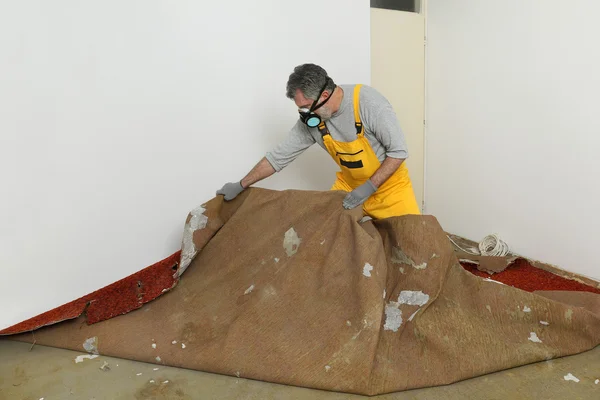 Casa renovação, tapete antigo remover — Fotografia de Stock