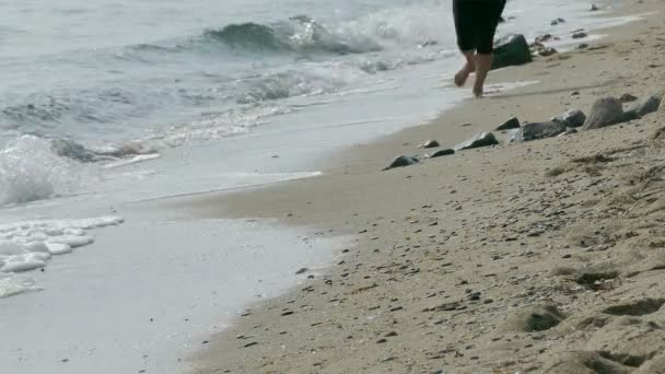 Chica corriendo en la playa — Vídeos de Stock