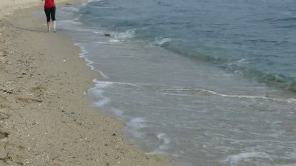 女孩在海滩上跑 — 图库视频影像