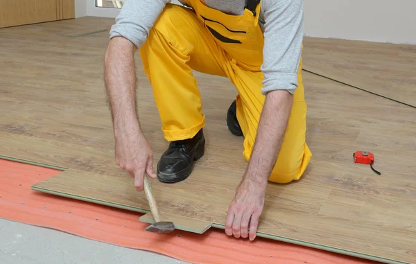 强化木地板的房间 — 图库照片