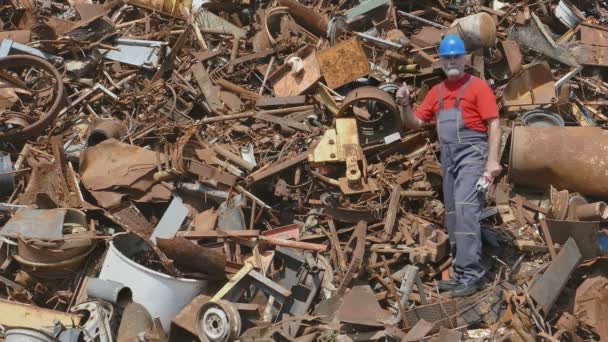 金属回收，工人在废铁堆 — 图库视频影像