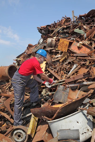 Recyclage-industrie, werknemer op hoop van oude metaal — Stockfoto