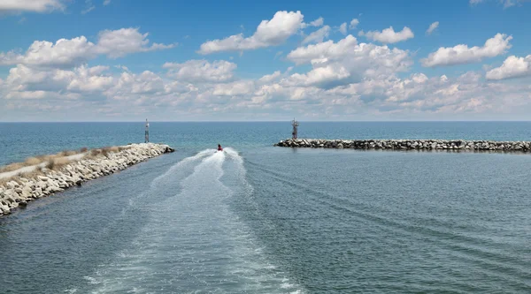 Scooter da mare in partenza dal porto — Foto Stock