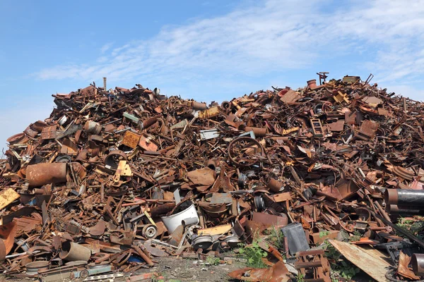 Recyclingindustrie, Haufen alten Metalls — Stockfoto