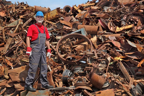Recyclage-industrie, werknemer permanent op hoop van oude metaal — Stockfoto