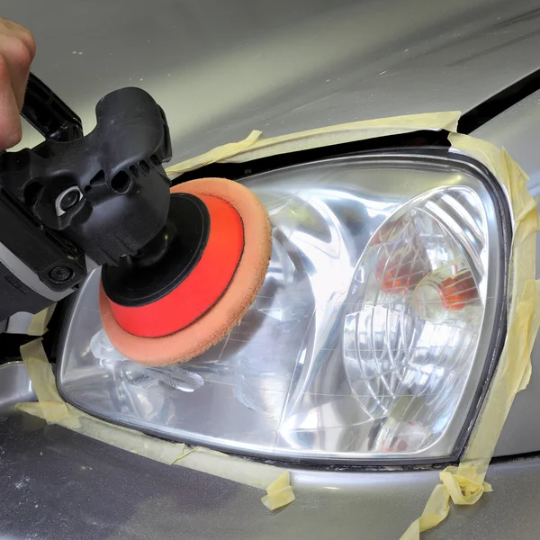 Riparazione della luce dell'automobile, mano con il faro lucidante dell'attrezzo — Foto Stock