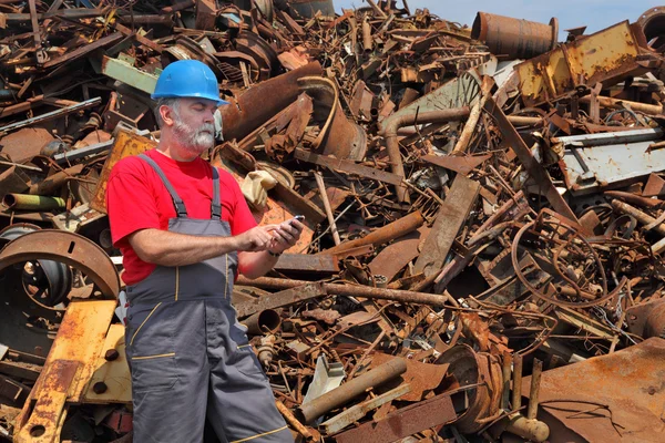 Recyclage-industrie, heap van oude metaal en werknemer — Stockfoto