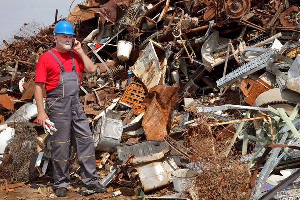 Recyclage-industrie, heap van oude metaal en werknemer — Stockfoto