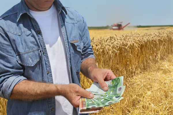 Concepto agrícola, agricultor, dinero y cosecha — Foto de Stock