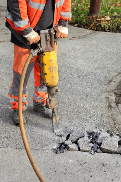 Asfalt riva, arbetare och jackhammer — Stockfoto