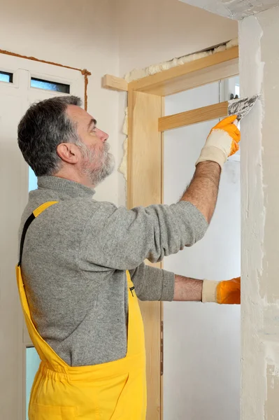 Construction site, worker installing gypsum board — Stock Photo, Image