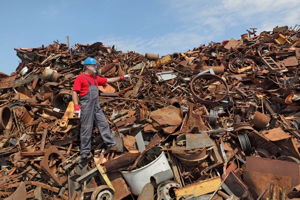 Sanayi geri dönüşüm, işçisi jest eski metal yığını