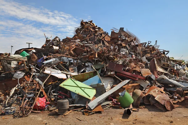 Recyclingindustrie, Haufen alten Metalls — Stockfoto