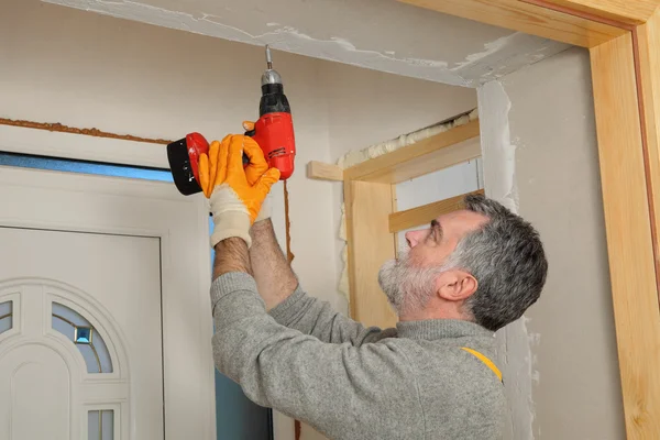 Cantiere, lavoratore che installa pannelli di gesso — Foto Stock