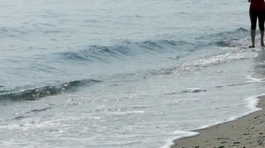 Deniz kenarında, ağır çekim görüntüleri koşan genç kız