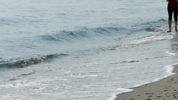 Chica joven corriendo a la orilla del mar, imágenes en cámara lenta — Vídeos de Stock
