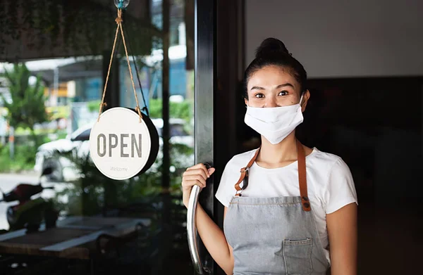 Empregada Tailandesa Feliz Com Máscara Protetora Entrada Reabertura Restaurante Tailândia — Fotografia de Stock