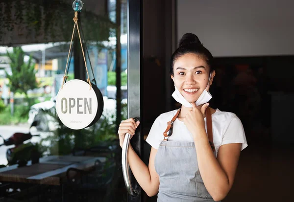 Happy Thai Waitress Protective Face Mask Standing Doorway Restaurant Reopening — Stock Photo, Image