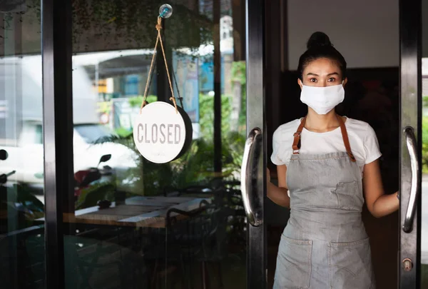 Garçonete Tailandesa Com Máscara Protetora Porta Restaurante Tailândia Koh Phangan — Fotografia de Stock