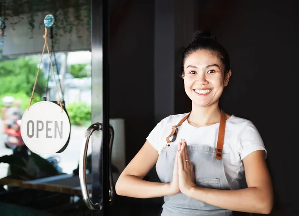Genç gülümseyen Taylandlı garson, kapının önünde duruyor, restoran yeniden açılıyor, Tayland, Koh Phangan 
