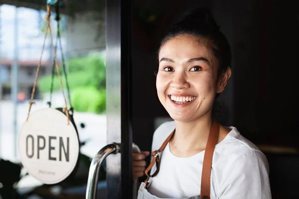 Genç gülümseyen Taylandlı garson, kapının önünde duruyor, restoran yeniden açılıyor, Tayland, Koh Phangan 