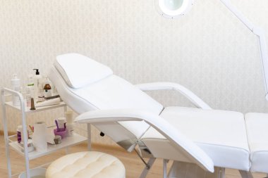 Arka planda bir güzellik salonu var.