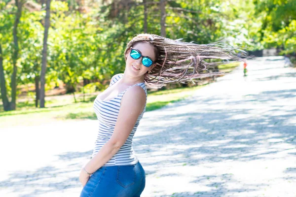 Menina Feliz Com Sardas Dreadlocks Retrato Bela Jovem Com Tranças — Fotografia de Stock