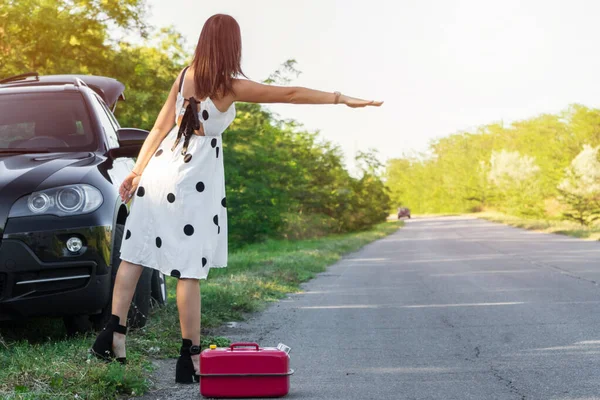 Girl Catches Car Track Young Woman Broken Car Road — Stock Photo, Image