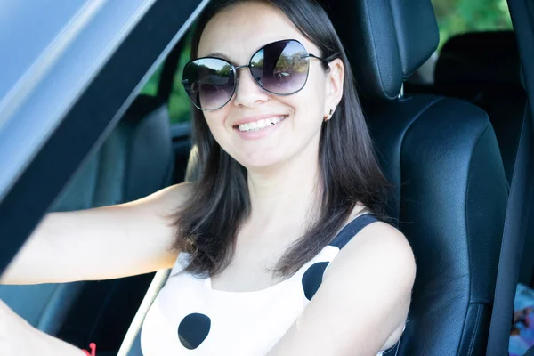美しい女性は運転と笑顔 車の中で幸せな女の子の肖像画 旅行だ 人生を楽しむ — ストック写真