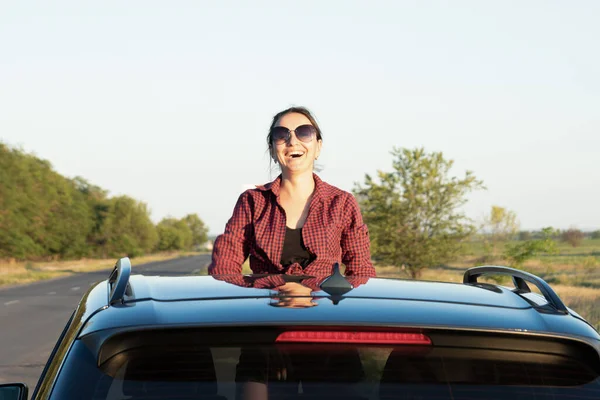 Viajar Carro Rapariga Olha Para Fora Escotilha Carro Jovem Mulher — Fotografia de Stock