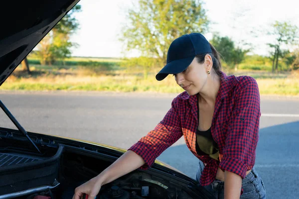 Beautiful Young Woman Fixing Car Roadside Girl Shirt Jeans Ready — Stock Photo, Image