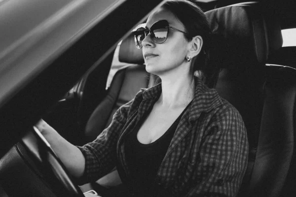 Schöne Frau Steuer Und Lächelt Porträt Eines Glücklichen Mädchens Auto — Stockfoto