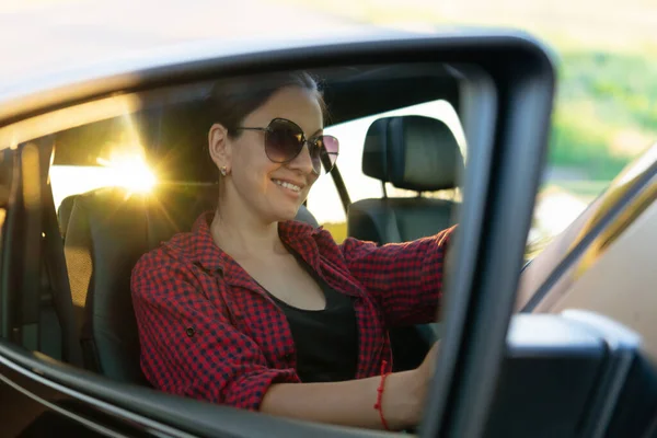 美しい女性は運転と笑顔 車の中で幸せな女の子の肖像画 旅行だ 人生を楽しむ — ストック写真