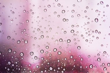 Camdaki yağmur damlaları