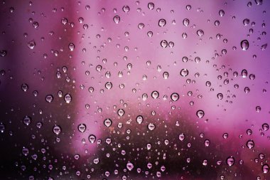 Camdaki yağmur damlaları