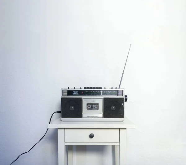 白いテーブルの上のレトロラジオカセット — ストック写真