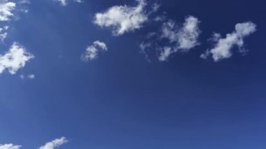 Bulutlarla kaplı mavi gökyüzü