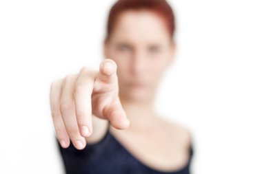 Genç kadın işaret ediyor