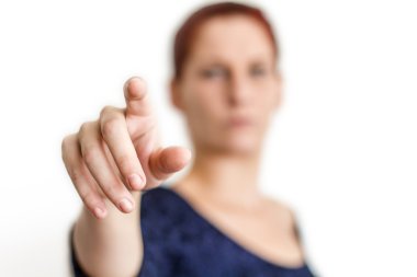 Genç kadın işaret ediyor