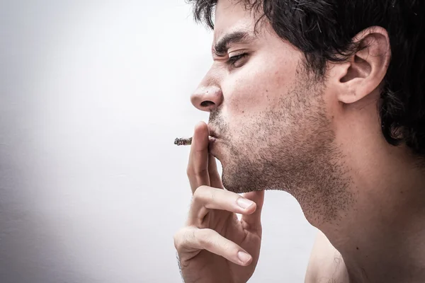 Genç erkekler sigara