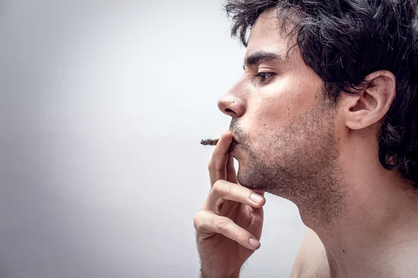 Genç erkekler sigara