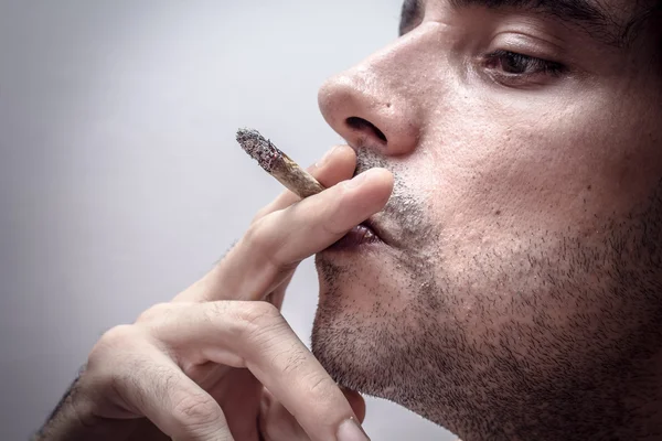 Young men smoking — Stock Photo, Image