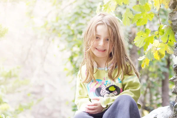 Girl smiling in the field — Stock Photo, Image