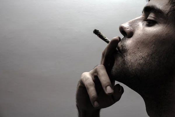 Młodych mężczyzn palenie — Zdjęcie stockowe