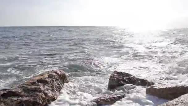 Θαλάσσια κύματα και βράχοι — Αρχείο Βίντεο